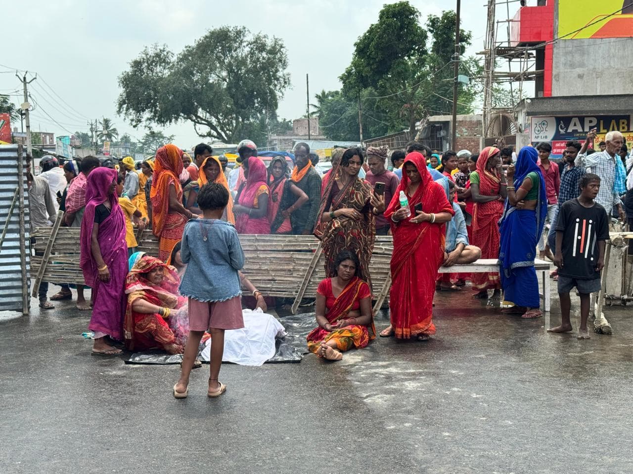 हत्या के आरोप एनएच 106 पर ग्रामीणों ने शव रख कर किया जाम, प्रशासन के खिला विरोध प्रदर्शन