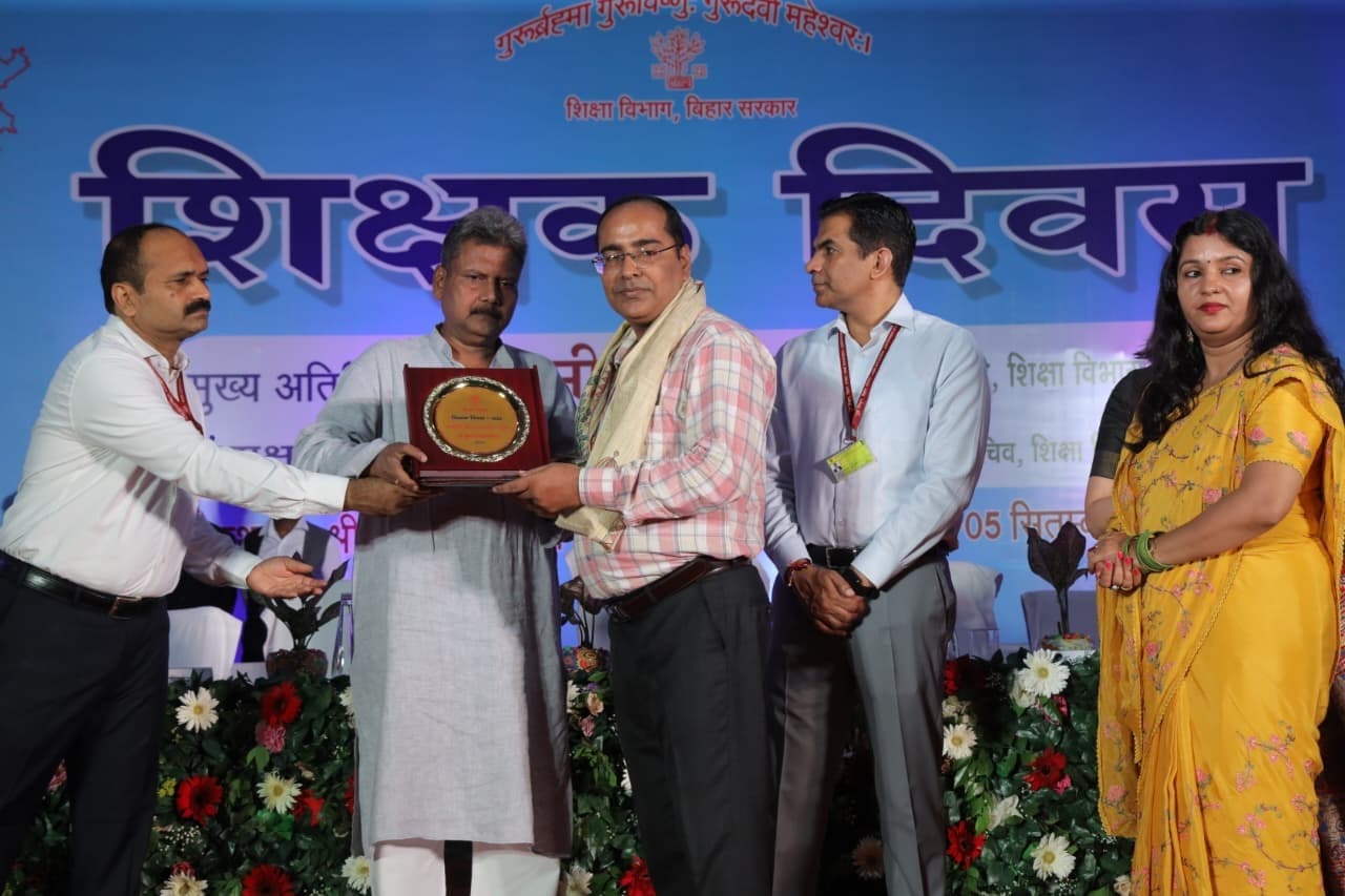 राजकीय शिक्षक सम्मान पाना एक नयी जिम्मेवारी का कराता है एहसास: कुमार विक्रमादित्य