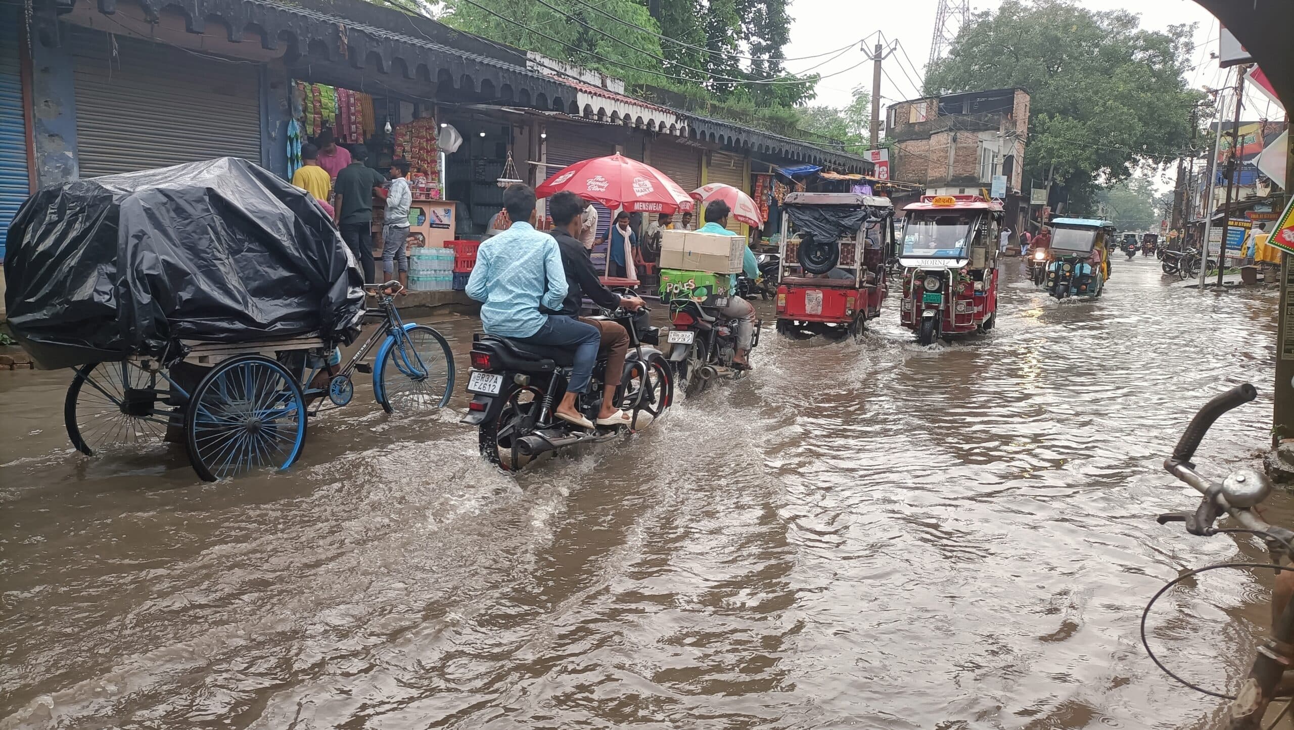 झमाझम बारिश के बाद जल जमाव, शहरवासी को परेशानी