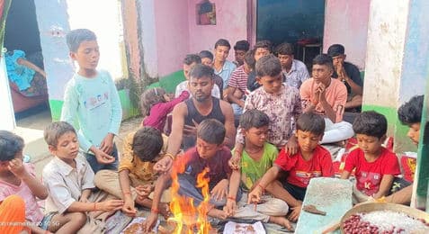 बाल संस्कार शाला एवं कुण्डीय गायत्री हवन यज्ञ का आयोजन