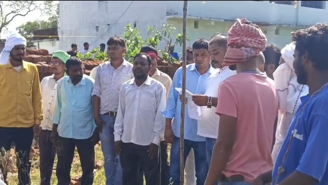 Bokaro News : कोर्ट के आदेश पर रैयतों को दिलाया गया जमीन पर कब्जा