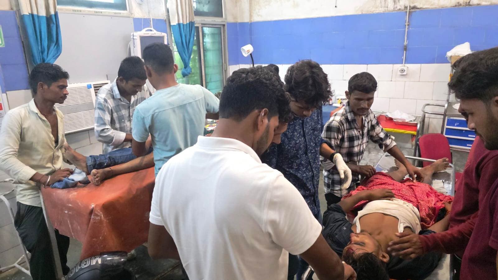 बोलेरो ने बाइक में मारी टक्कर, दो युवक घायल