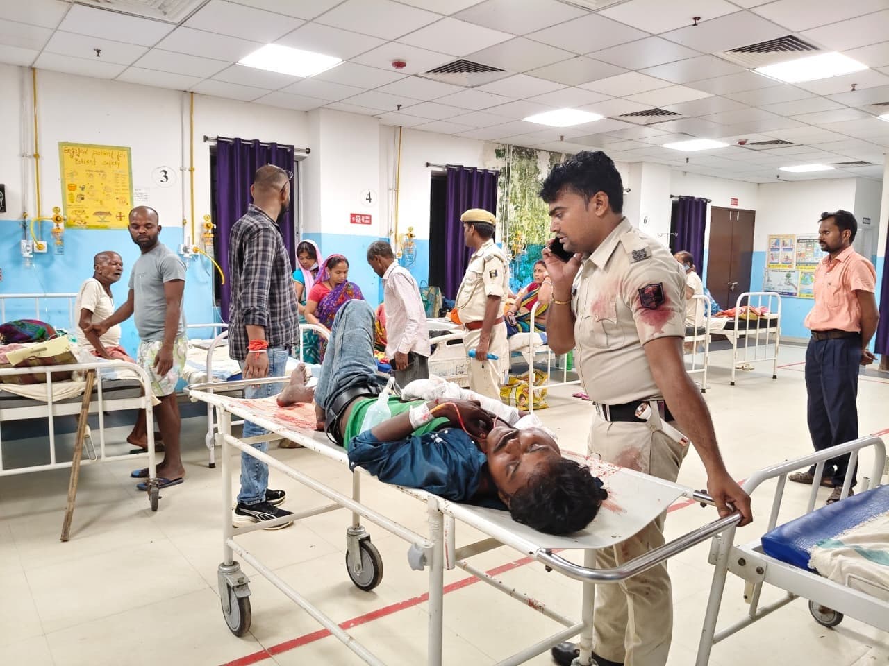 तेज रफ्तार पिकअप से टकरायी बाइक, तीन युवक गंभीर रूप से घायल