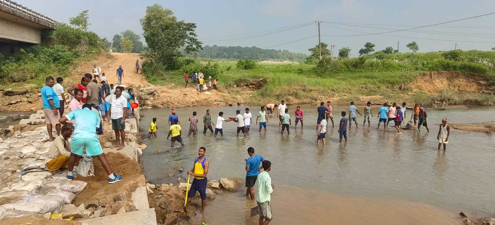 ग्रामीणों ने श्रमदान कर पेलोल पुल के अस्थायी डायवर्सन की मरम्मत की