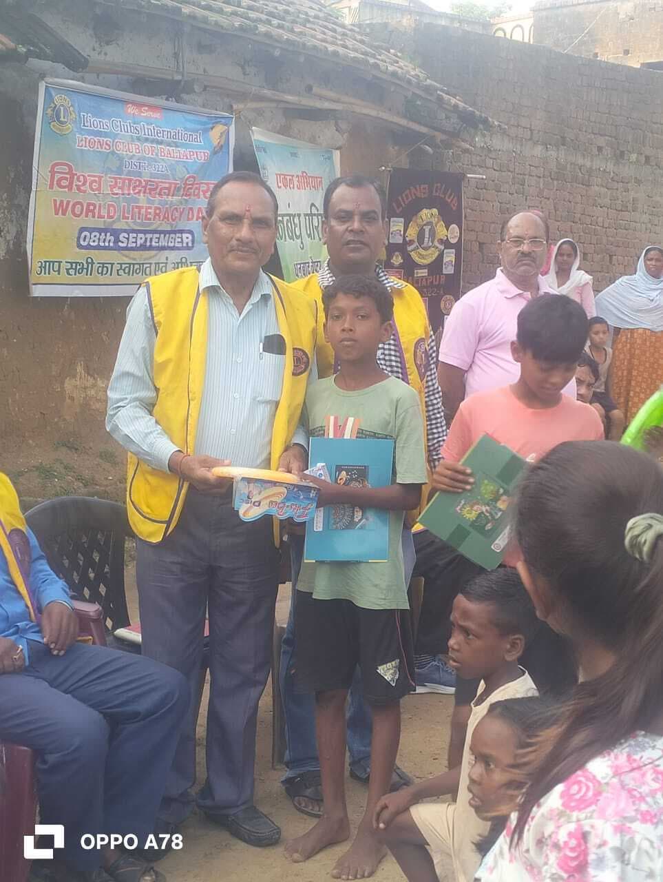 Dhanbad News : बच्चों के बीच पाठ्य सामग्री का वितरण