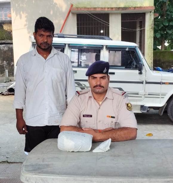 पुलिस ने दुकान में छिपाकर रखा 913 ग्राम गांजा किया बरामद, धंधेबाज गिरफ्तार