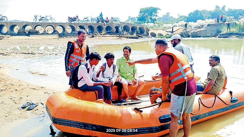 बांकुड़ा : बोट से नदी पार कर जा रहे उच्च माध्यमिक के परीक्षार्थी