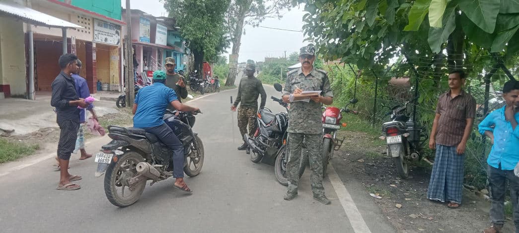 हेलमेट व कागजात नहीं होने पर दी गयी सख्त चेतावनी