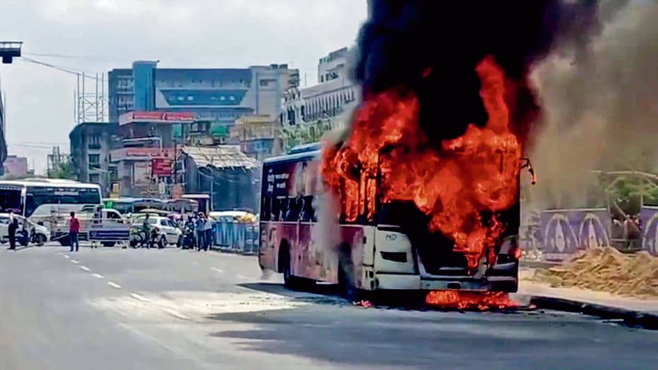 बागुईहाटी : सरकारी एसी बस में लगी भीषण आग, जलकर खाक