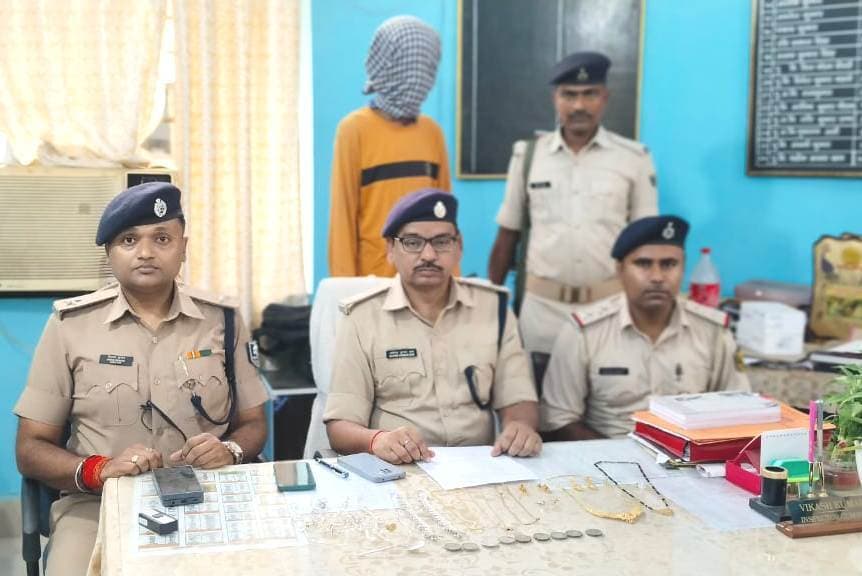 चोरी के जेवर का बंटवारा करते दो चोरों को पुलिस ने दबोचा