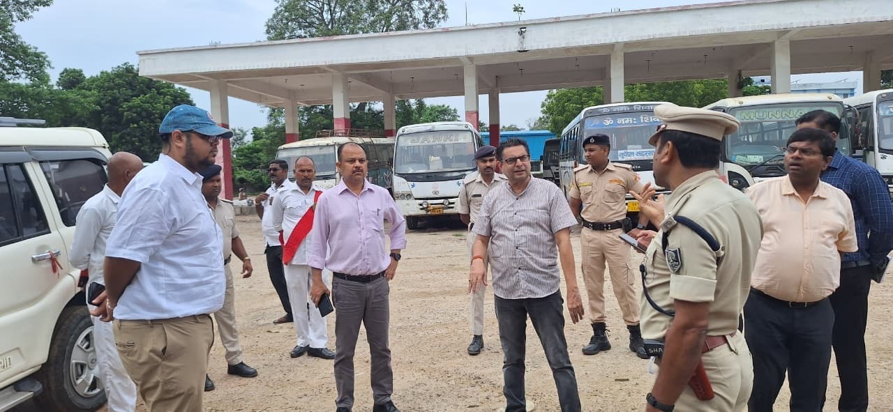 जिलाधिकारी ने बस स्टैंड का किया निरीक्षण