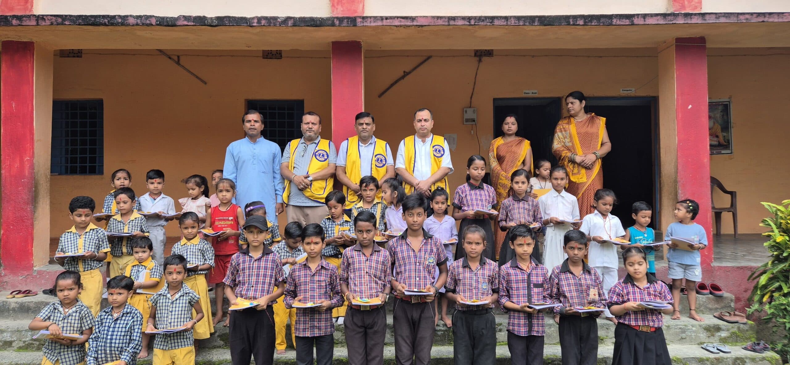 लायंस क्लब ने बच्चों के बीच पाठन सामग्री का किया वितरण