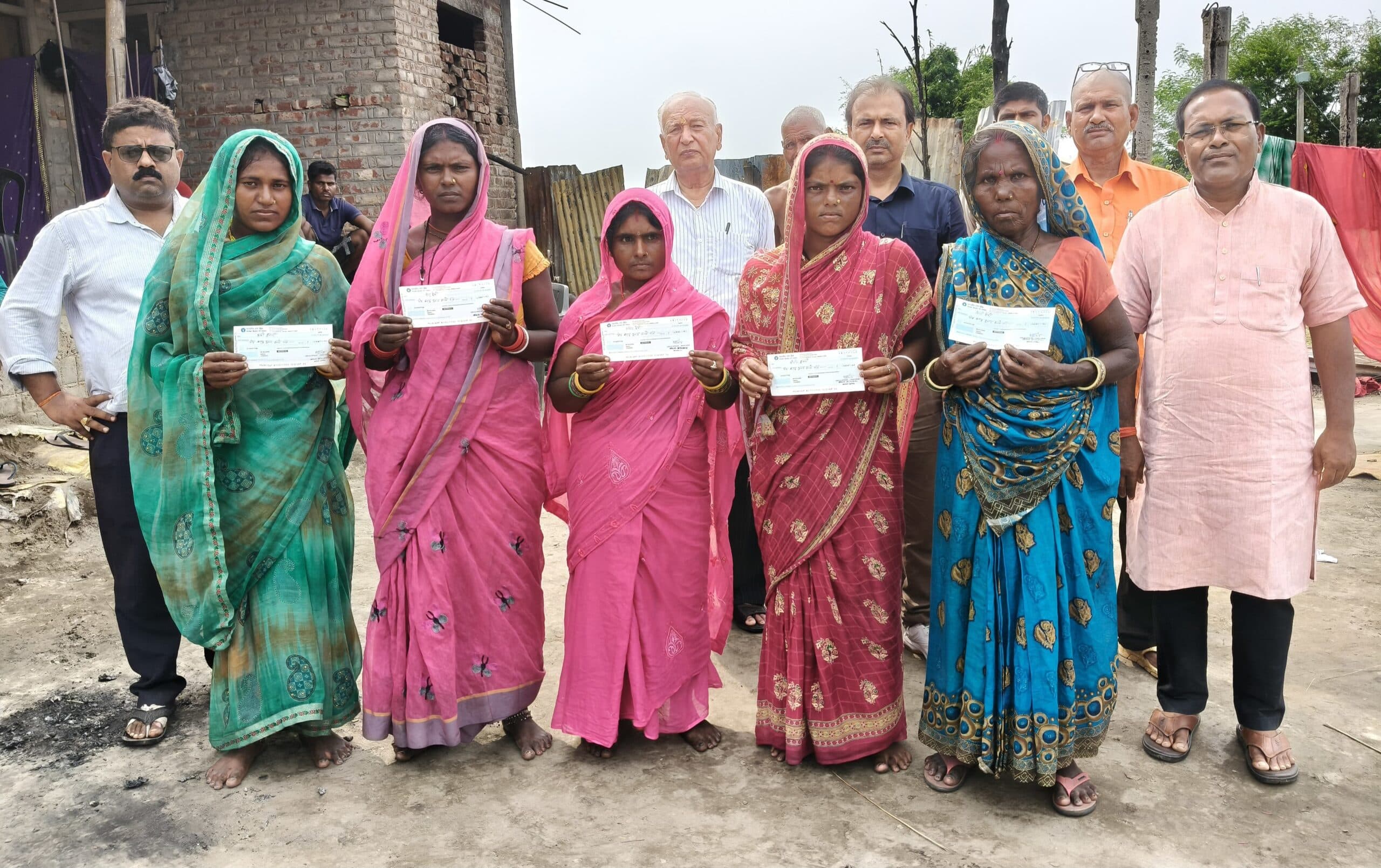 पांच अग्निपीड़ितों महिलाओं के बीच 12-12 हजार रुपये का चेक वितरण