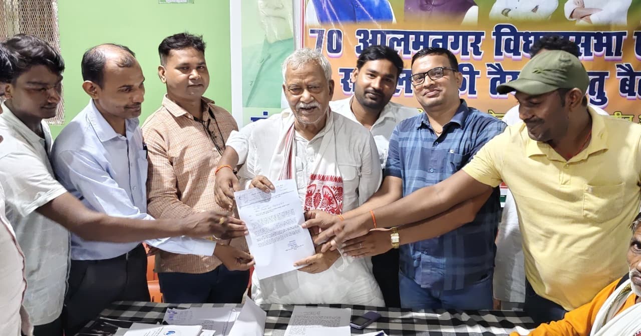 कार्यपालक सहायकों ने विधानसभा उपाध्यक्ष को सौंपा मांग पत्र