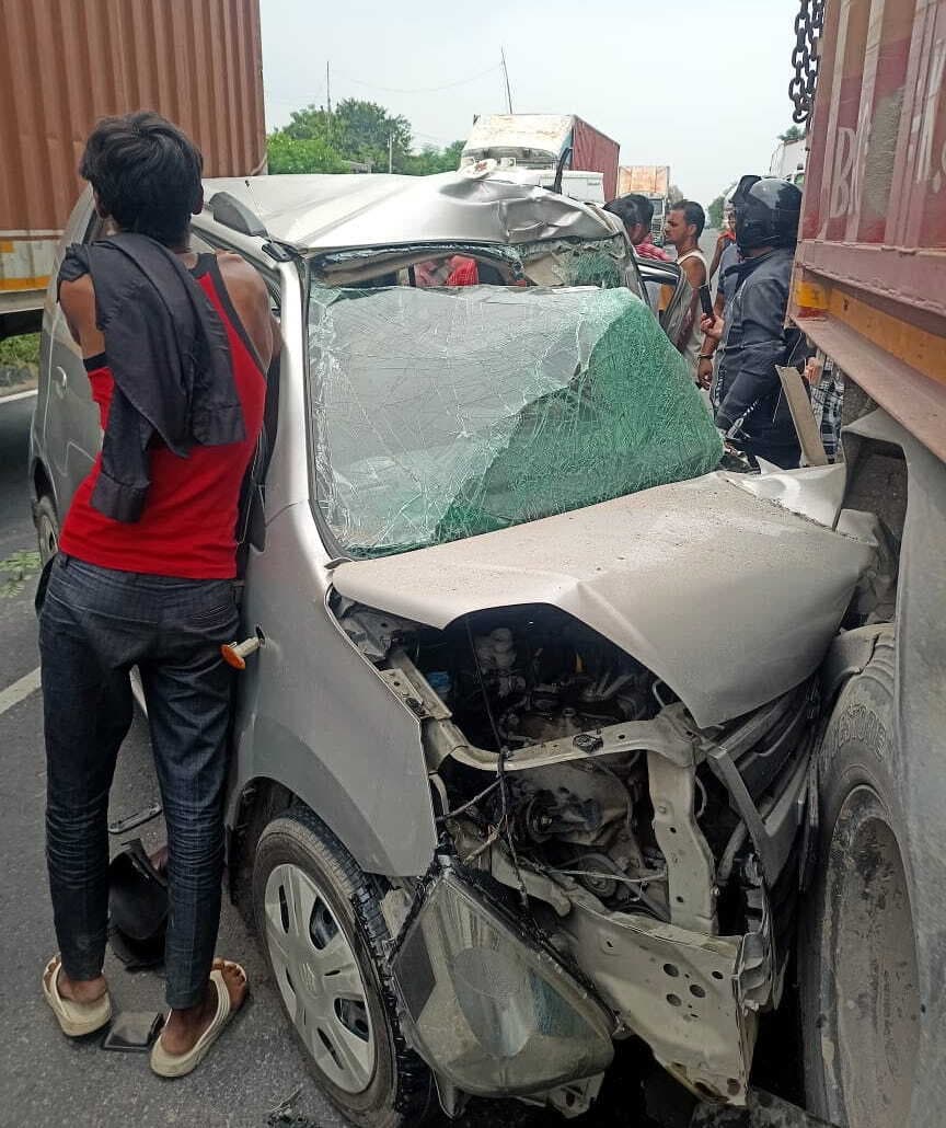 तेज रफ्तार कार खड़े ट्रक से टकराई, तीन घायल