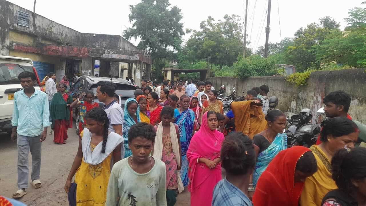 Dhanbad News: बीसीसीएल करमाटांड़ कॉलोनी में शिफ्ट हुए लोगों के साथ मारपीट, पीड़ितों ने एमओसीपी कार्यालय में किया हंगामा