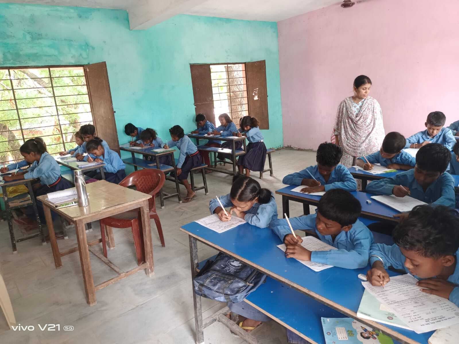 जिले के प्रारंभिक स्कूलों में शुरू हुई कक्षा तीन से आठ तक की अर्धवार्षिक परीक्षा