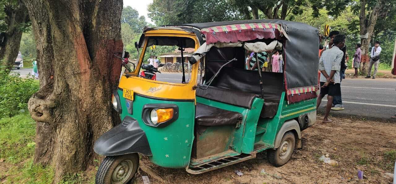 ट्रेलर के धक्के से ऑटो पलटा, तीन घायल