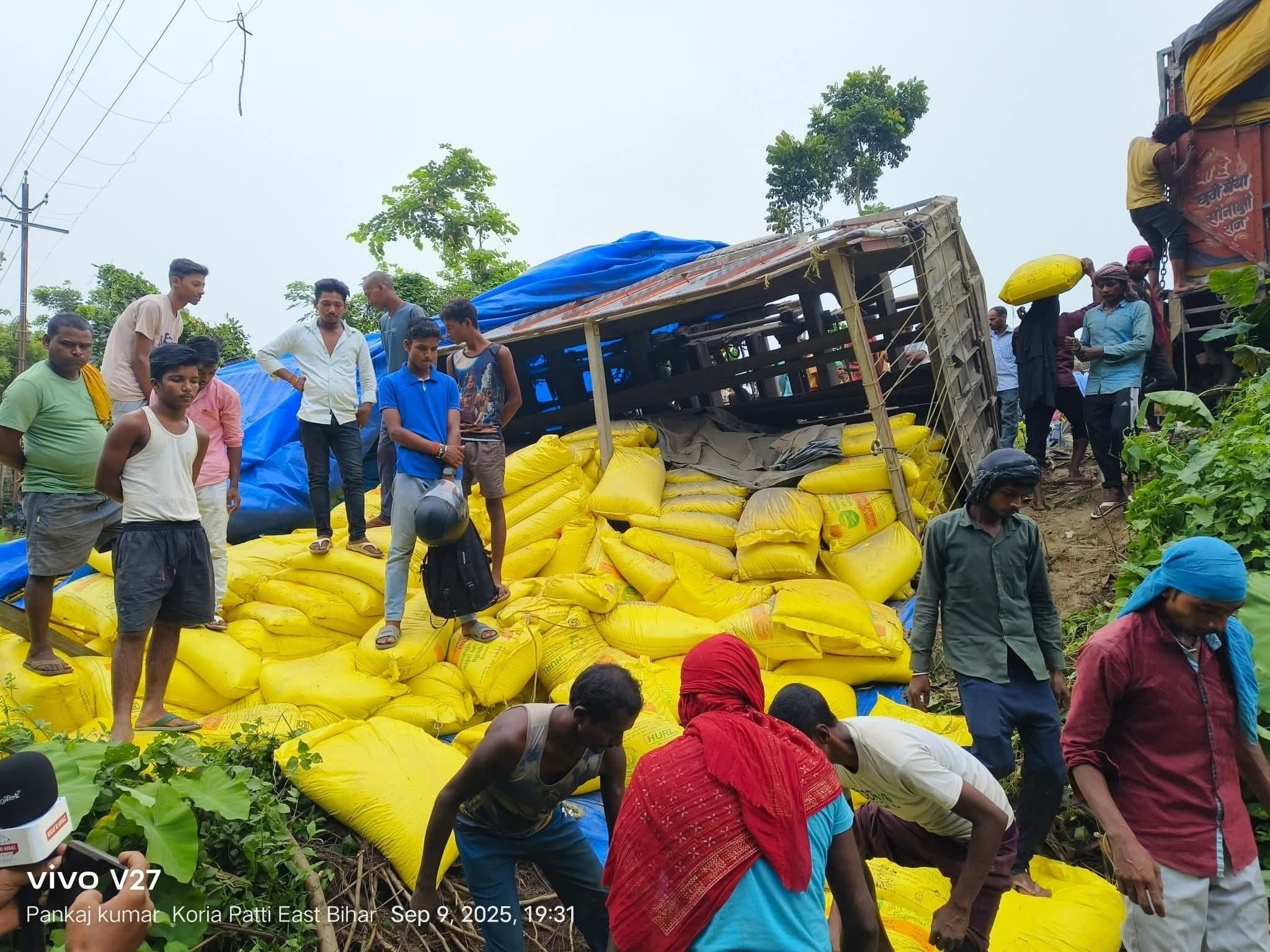 एसएच 91 पर यूरिया लदा ट्रक पलटा, चालक फरार