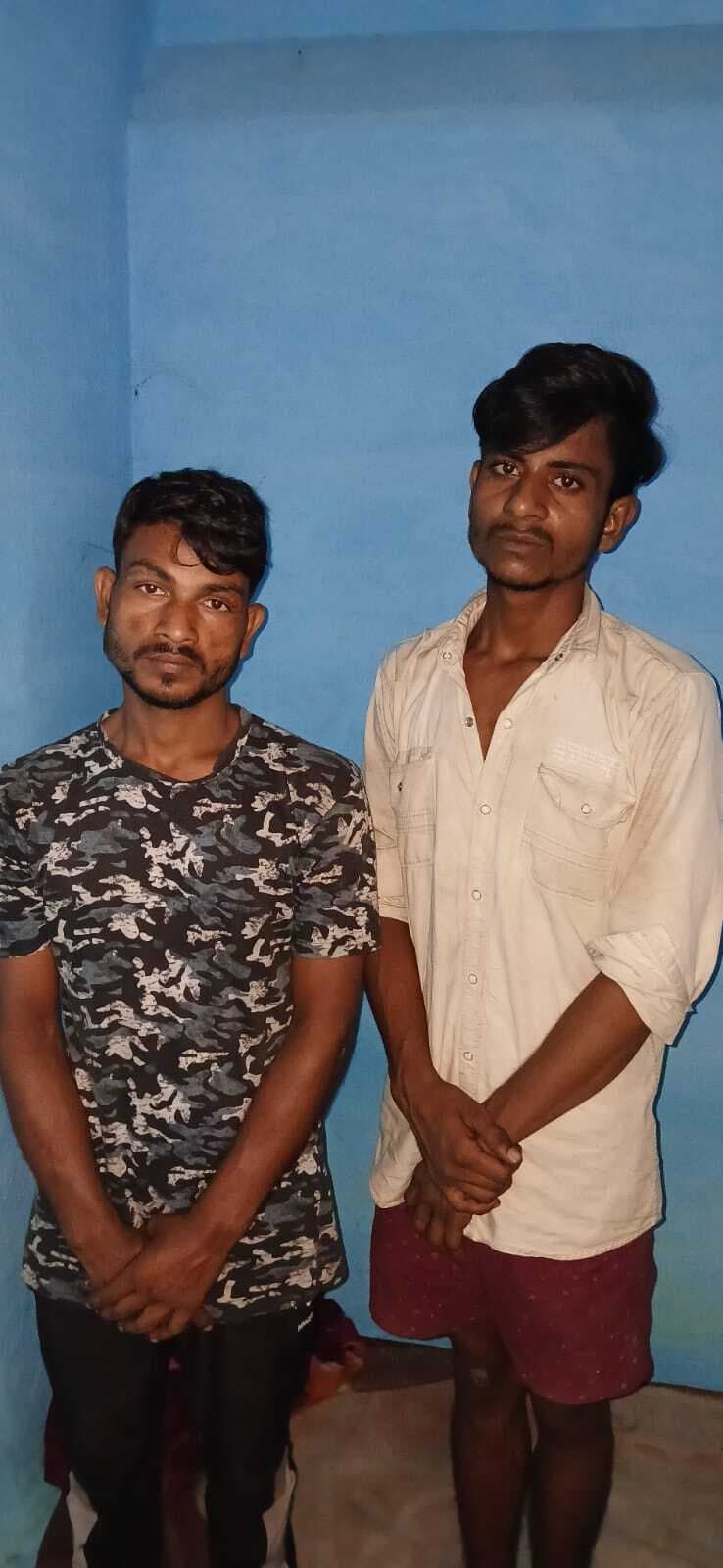 बाइक चोरी कर भागते दो चोर पकड़ाया