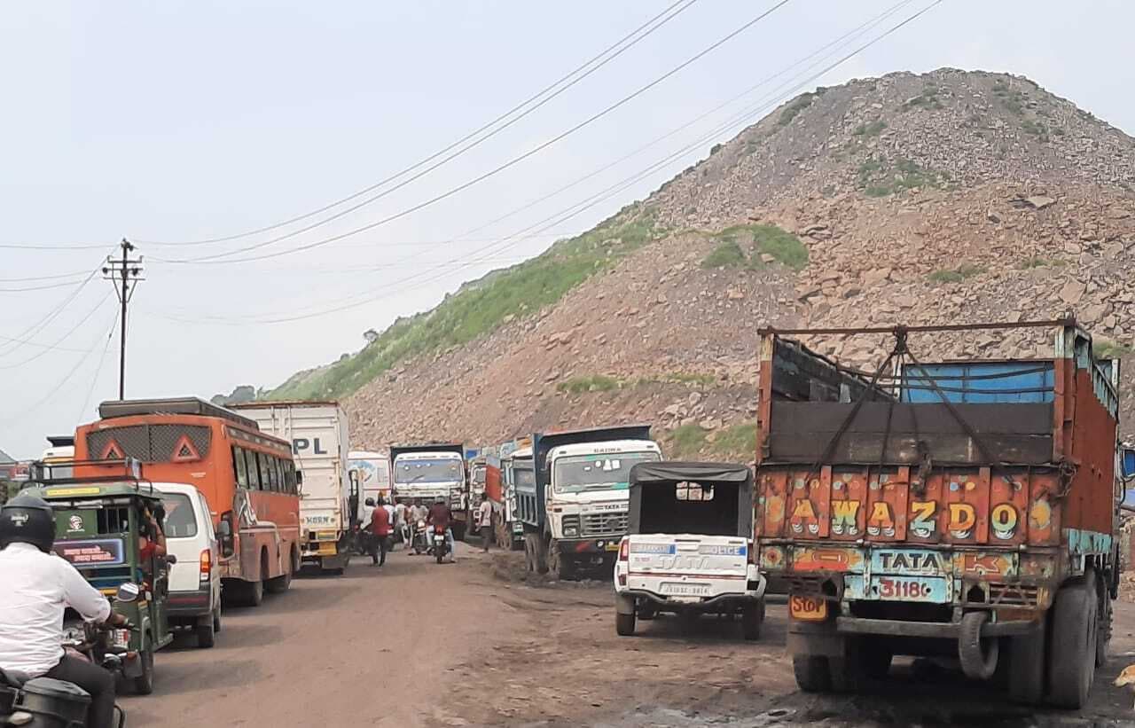 Dhanbad News : बांसजोड़ा कांटा के समीप जाम से राहगीर परेशान