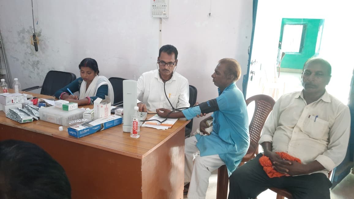 शिविर में लोगों के स्वास्थ्य की हुई जांच