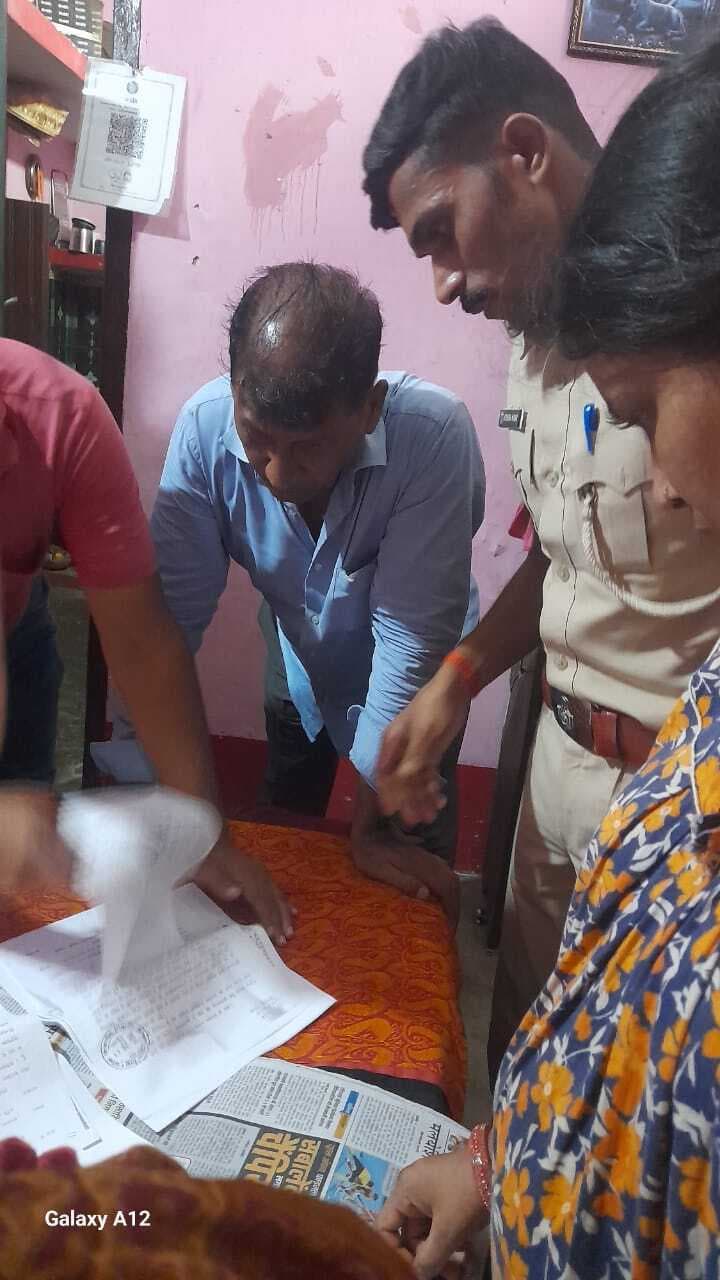 चोरी की घटना की जांच में पहुंची एफएसएल की टीम