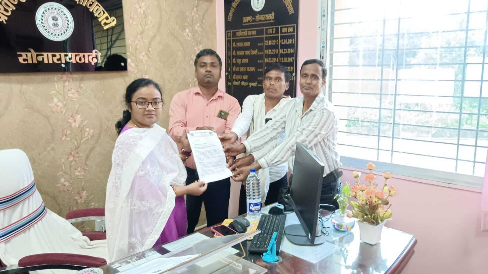 सात सूत्री मांगों को लेकर बीडीओ को सौंपा ज्ञापन