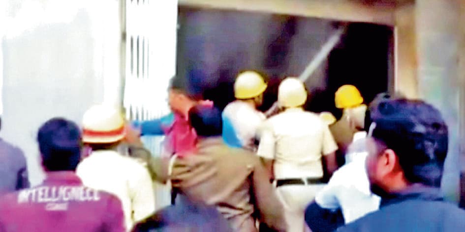 बांकुड़ा : कोतुलपुर के जूता गोदाम में फिर लगी आग, प्रशासन पर सवाल