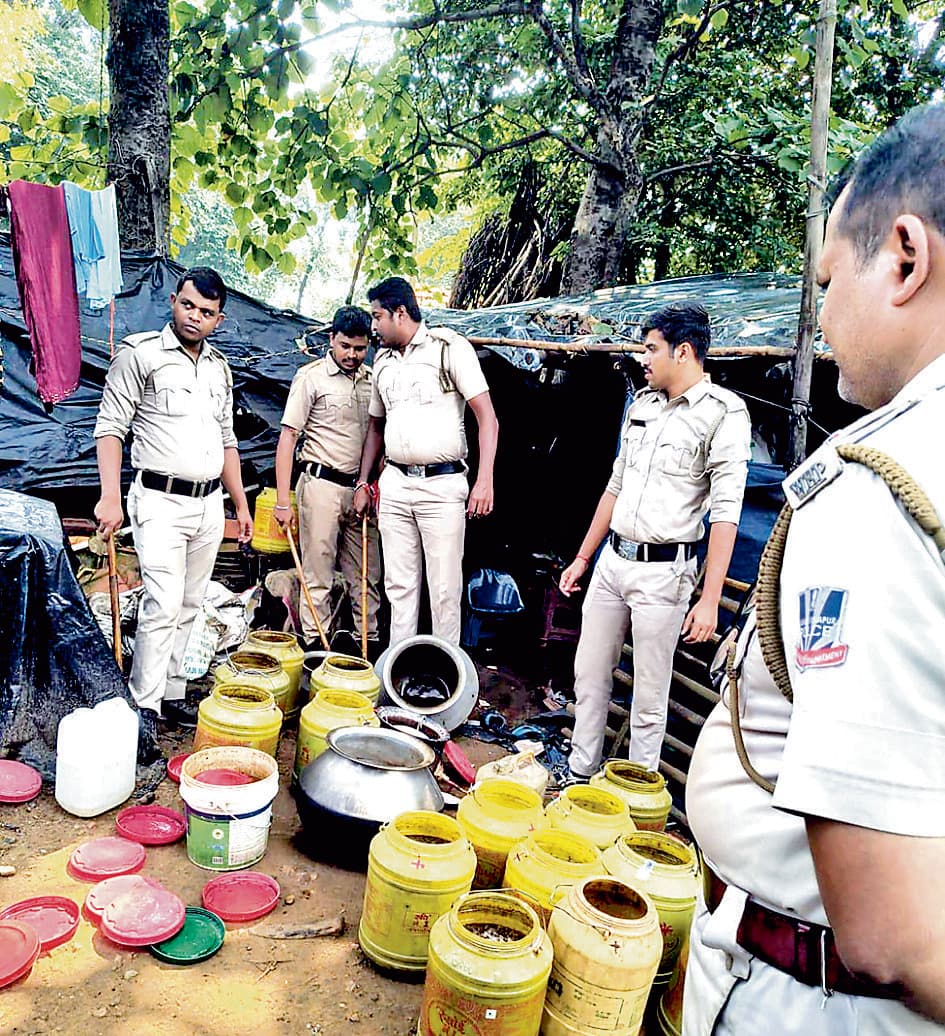 होदला में अवैध शराब की भट्ठी पर पुलिस व आबकारी की रेड