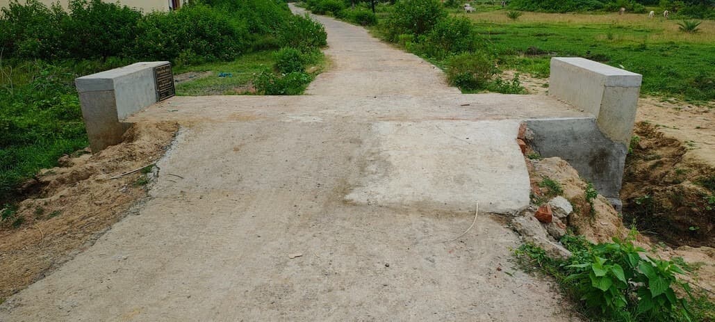 पथरगामा के खैरबन्नी में अधूरा कलवर्ट निर्माण बना दुर्घटना का कारण