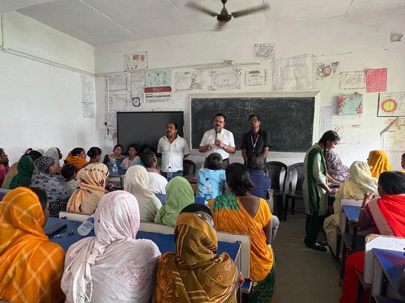 जय नारायण प्लस टू विद्यालय में शिक्षक-अभिभावक की हुई गोष्ठी