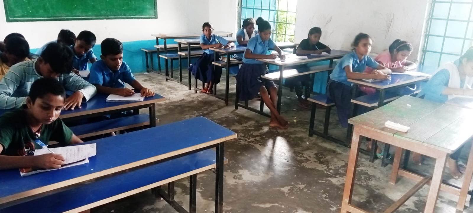 Bhagalpur news प्रश्न पत्र नही मिलने से, ब्लैकबोर्ड पर लिख कर ली गयी परीक्षा