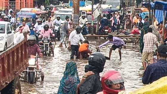 सरकंडा चौक पर जलजमाव से राहगीर परेशान