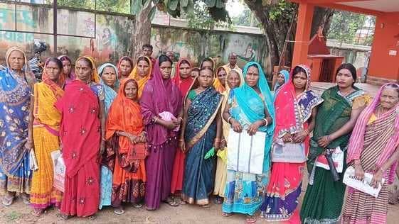 डीलर की मनमानी से परेशान महिला लाभुकों का हंगामा