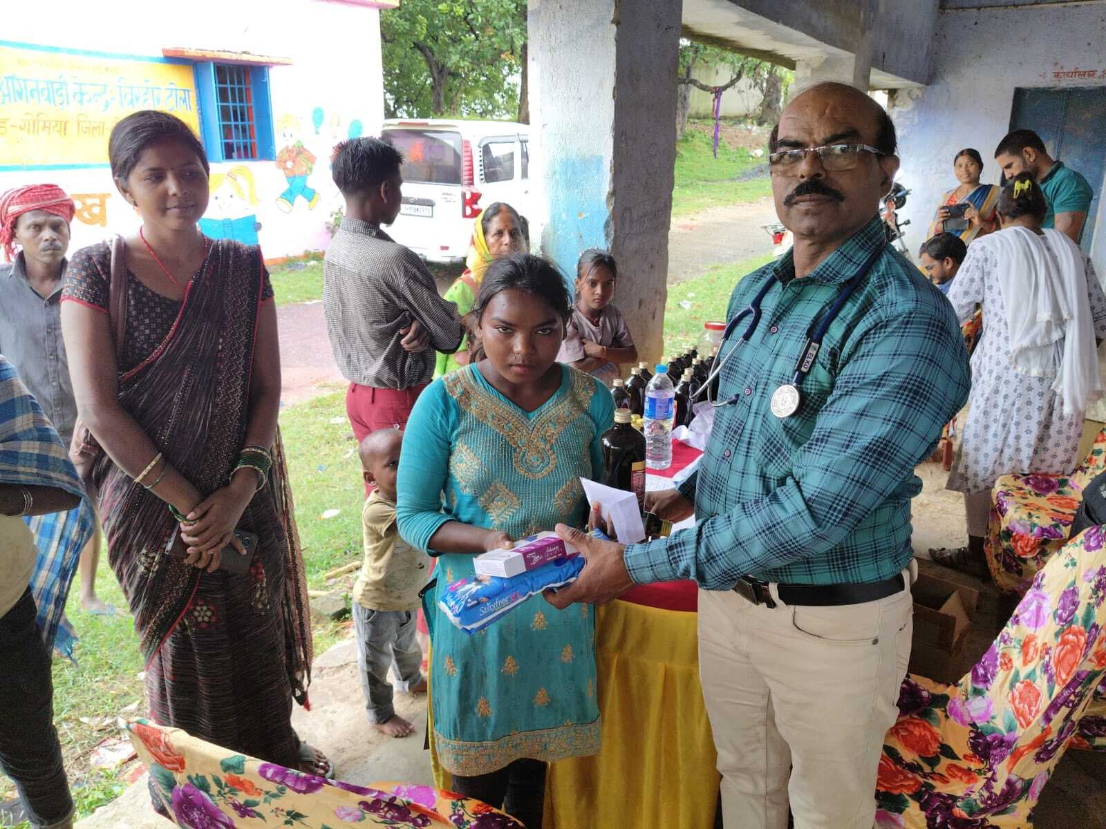 Bokaro News : आयुष चिकित्सा कैंप में 150 ग्रामीणों का हुआ इलाज