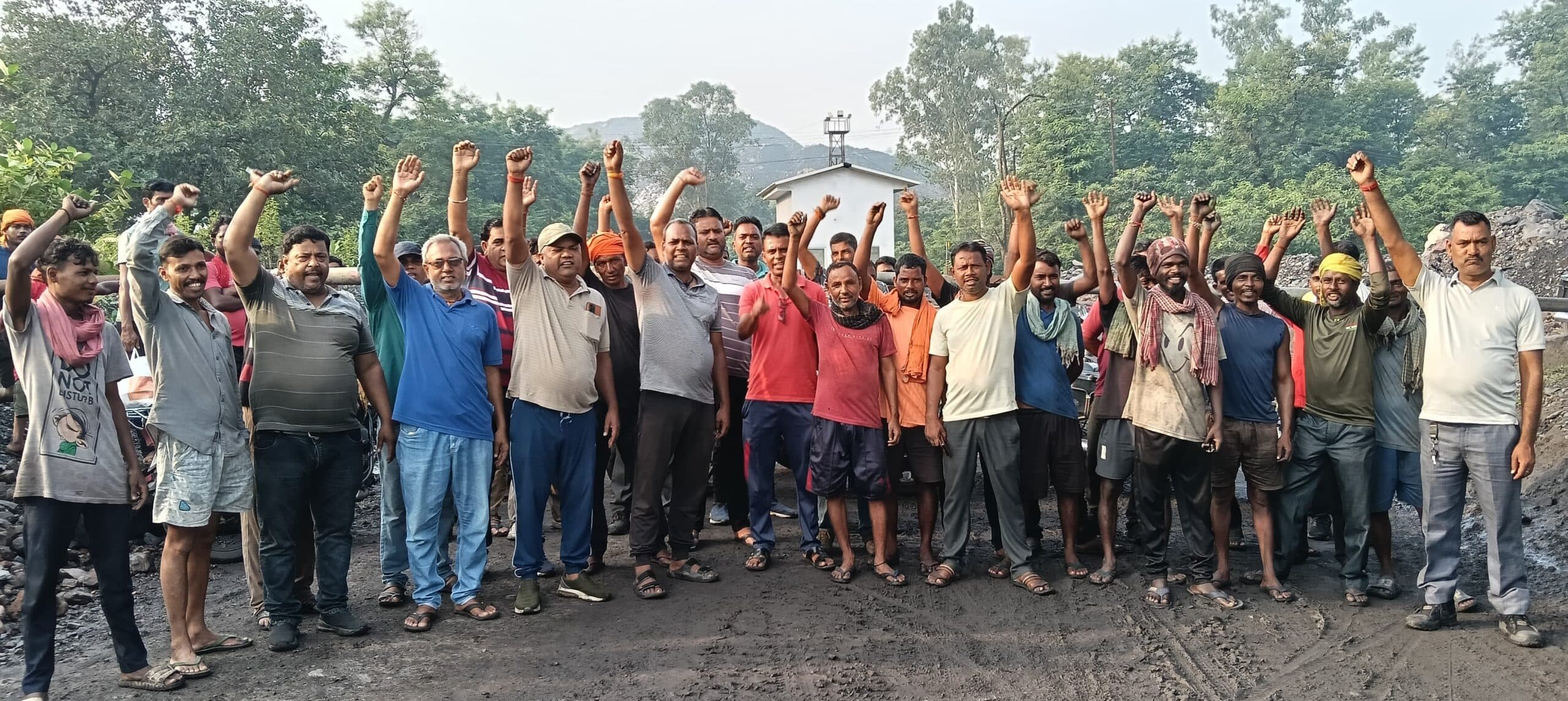 Bokaro News : कोयला चोरों ने ट्रक ऑनरों व डीओ धारकों से की बदसलूकी, विरोध में मजदूरों ने ट्रांसपोर्टिंग रोकी