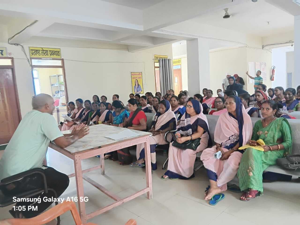 प्रभारी बीसीएम ने आशा के कार्यों की समीक्षा