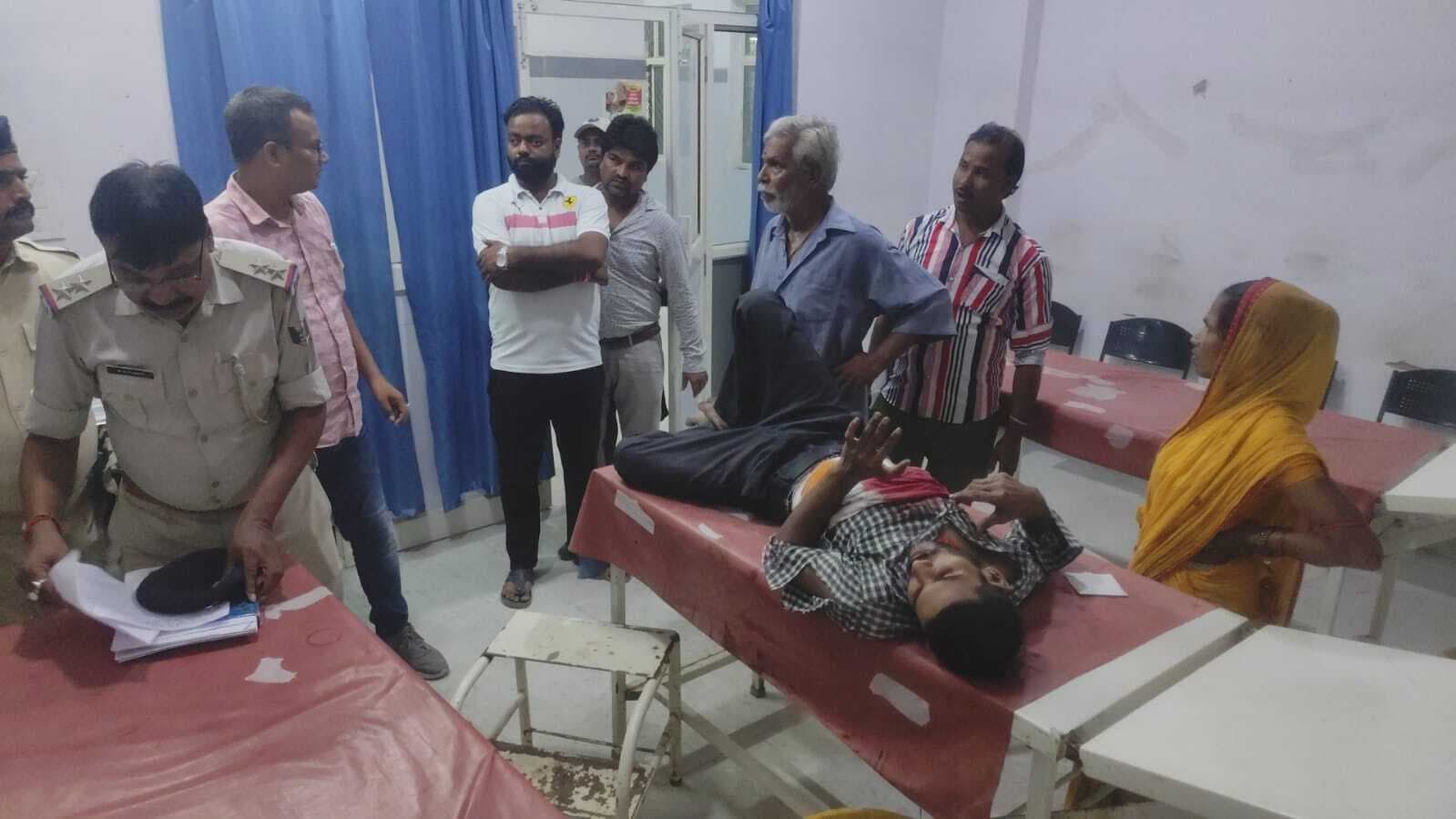 दुकान मालिक ने कर्मी को पेट में मारा चाकू, गंभीर अवस्था में रेफर