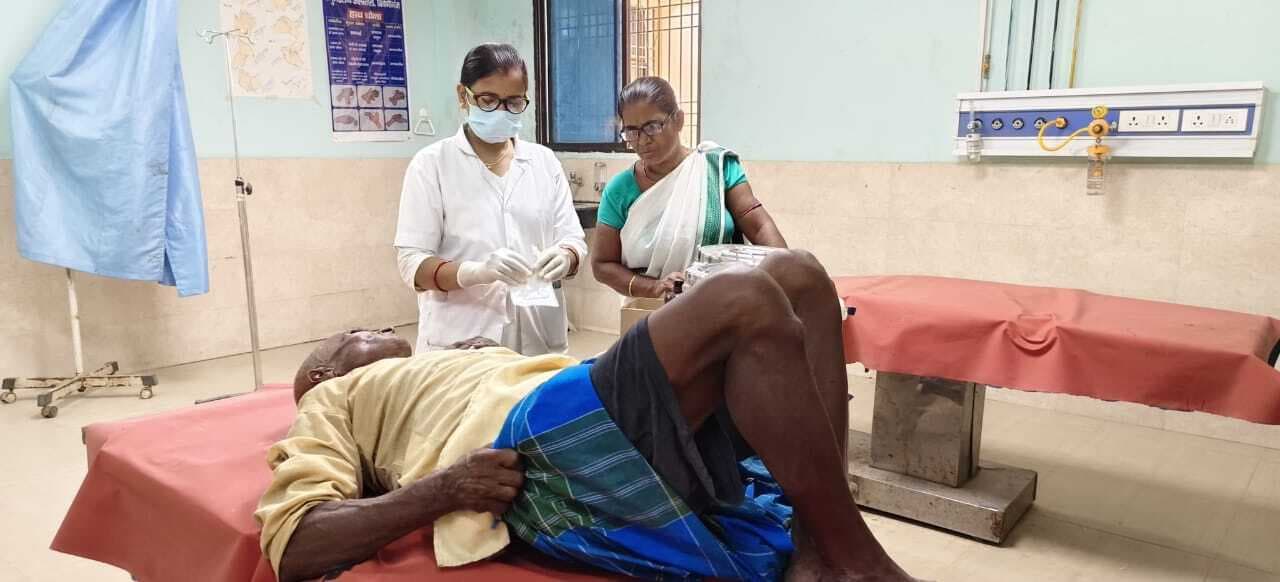 बाइक की ठोकर से बुजुर्ग जख्मी