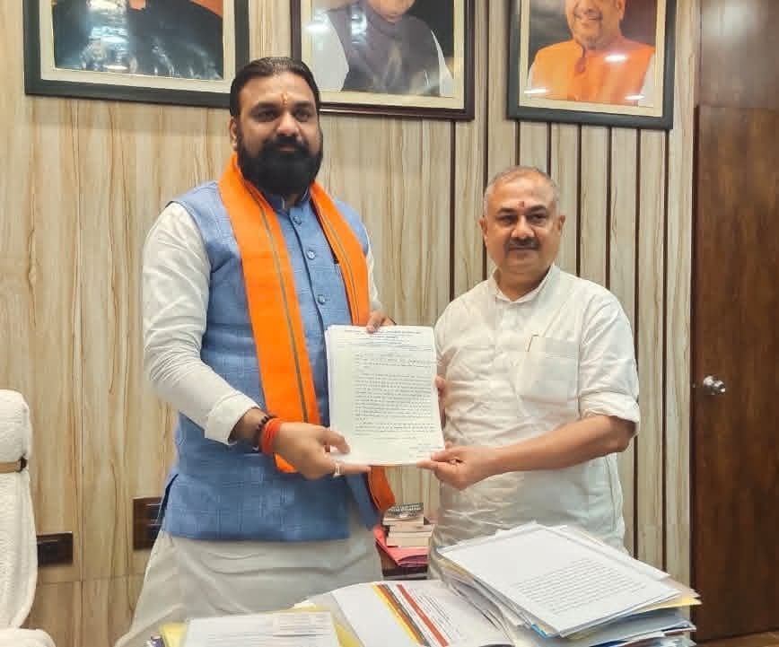 कार्यपालक सहायक, रोजगार सेवक व मीटर रीडर की मांगों को लेकर डिप्टी सीएम से मिले पूर्व सांसद