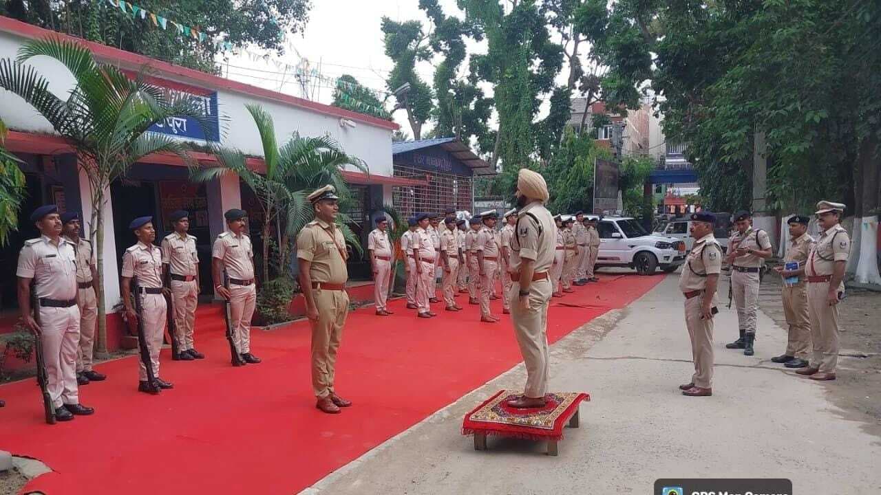 एसपी ने थाने का किया निरीक्षण, कहा रात्रि गश्ती में लायें तेजी