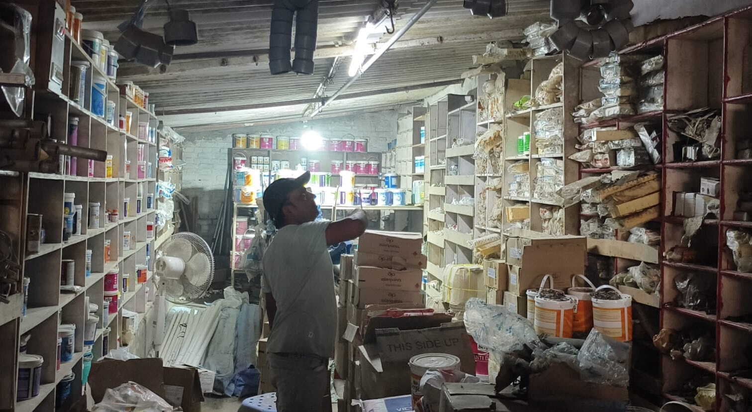 एसबेस्टस काट दुकान में घुसा चोर, तीन घंटे तक रहा, अंदर ही शौच कर दिया