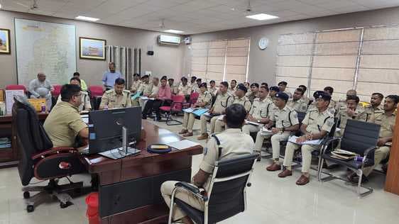 लंबित मामलों का शीघ्र करें निष्पादन : एसपी