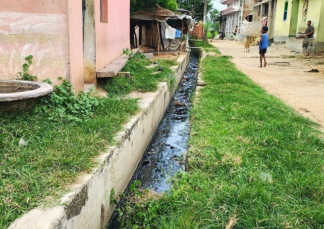 जाम पड़ा नाला बना ग्रामीणों की परेशानी का सबब