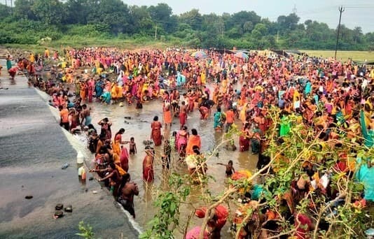 सुंदर नदी में जिउतिया व्रत को लेकर महिलाओं ने किया स्नान