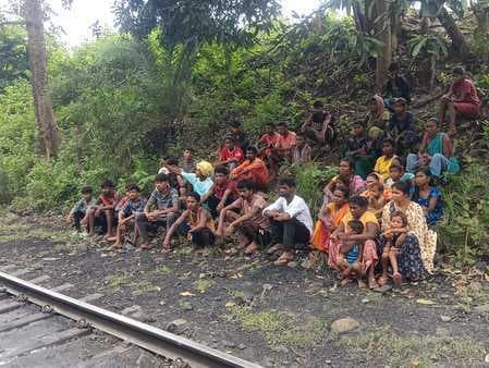 मूलभूत सुविधाओं की मांग को लेकर पहाड़िया ग्रामीणों ने दिया धरना