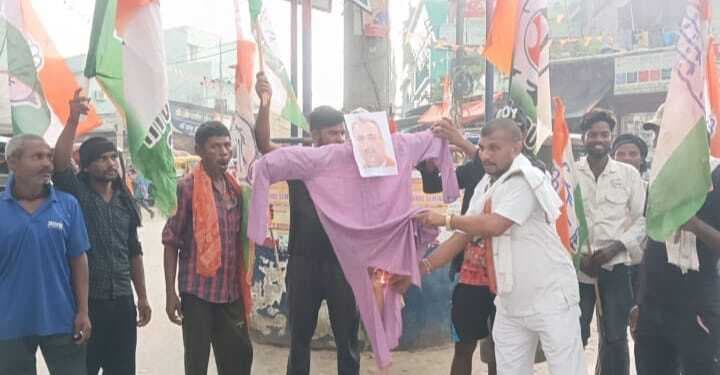 युवा कांग्रेस ने किया स्वास्थ्य मंत्री का पुतला दहन