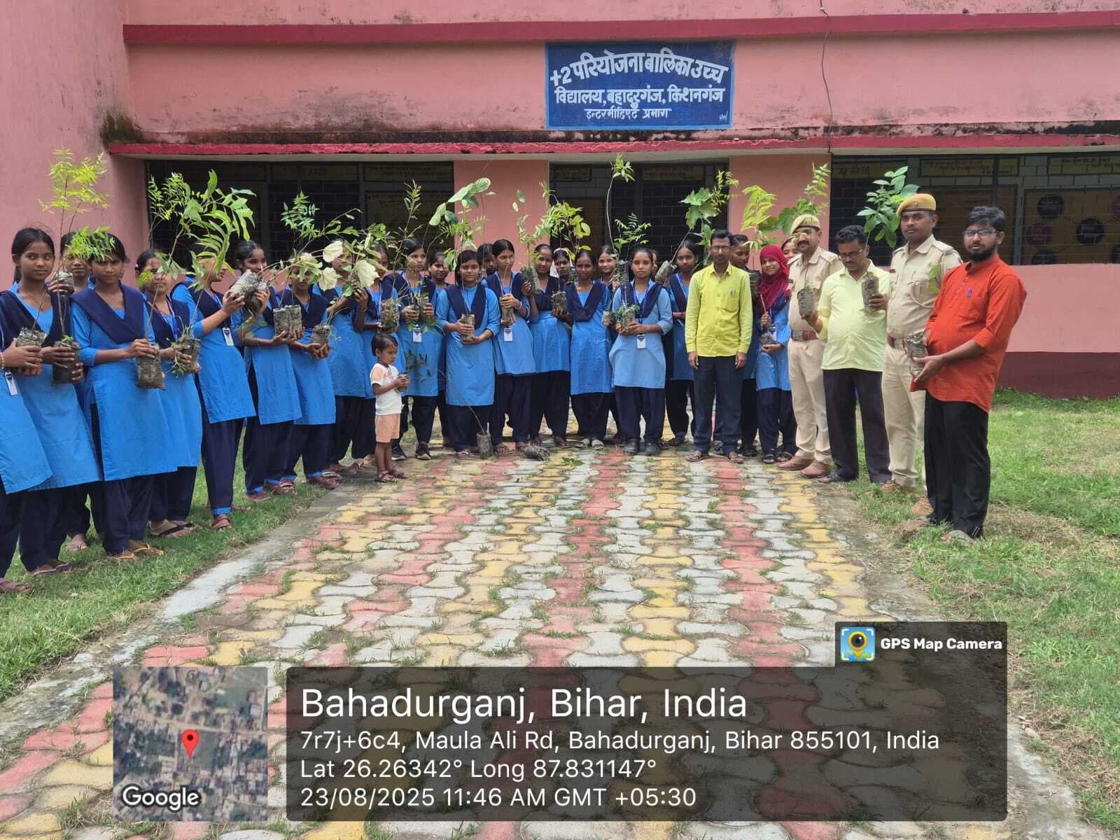 बच्चों को पौधरोपण व वृक्ष बचाने दिला रहे शपथ