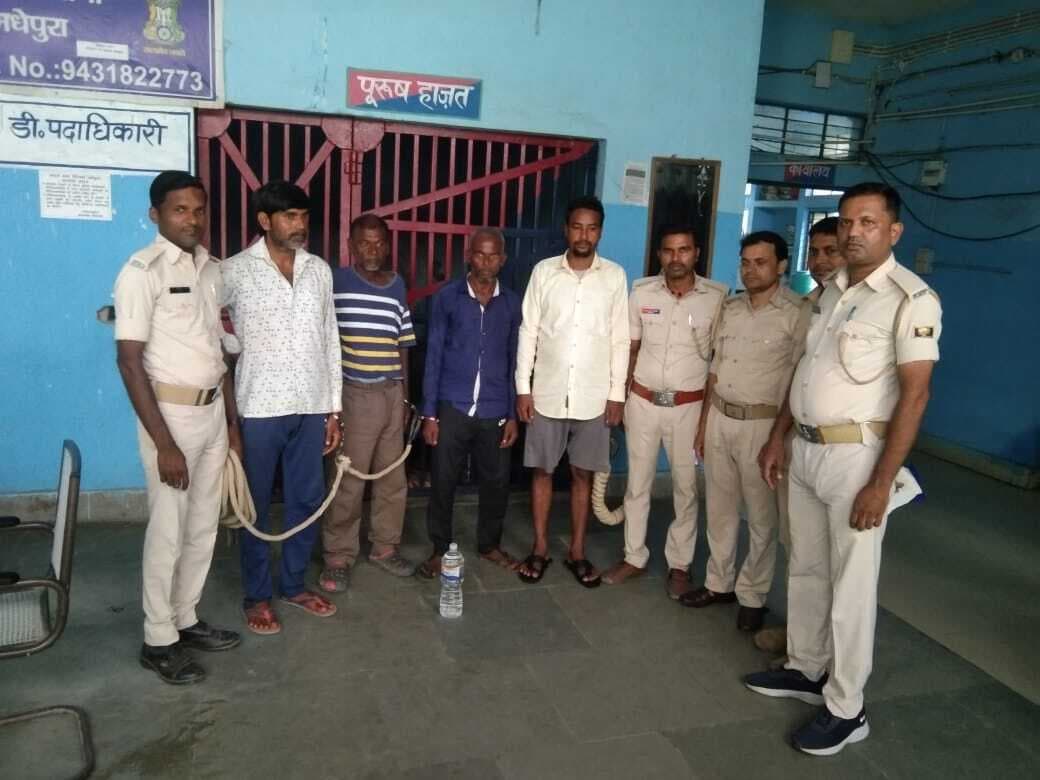 पांच वारंटी व एक शराबी गिरफ्तार